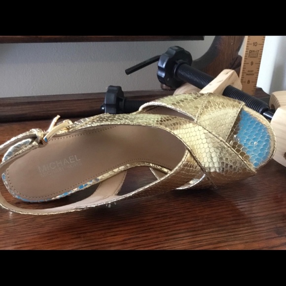 Michael Kors gold reptile shoe Size 6 buckle - Picture 5 of 6